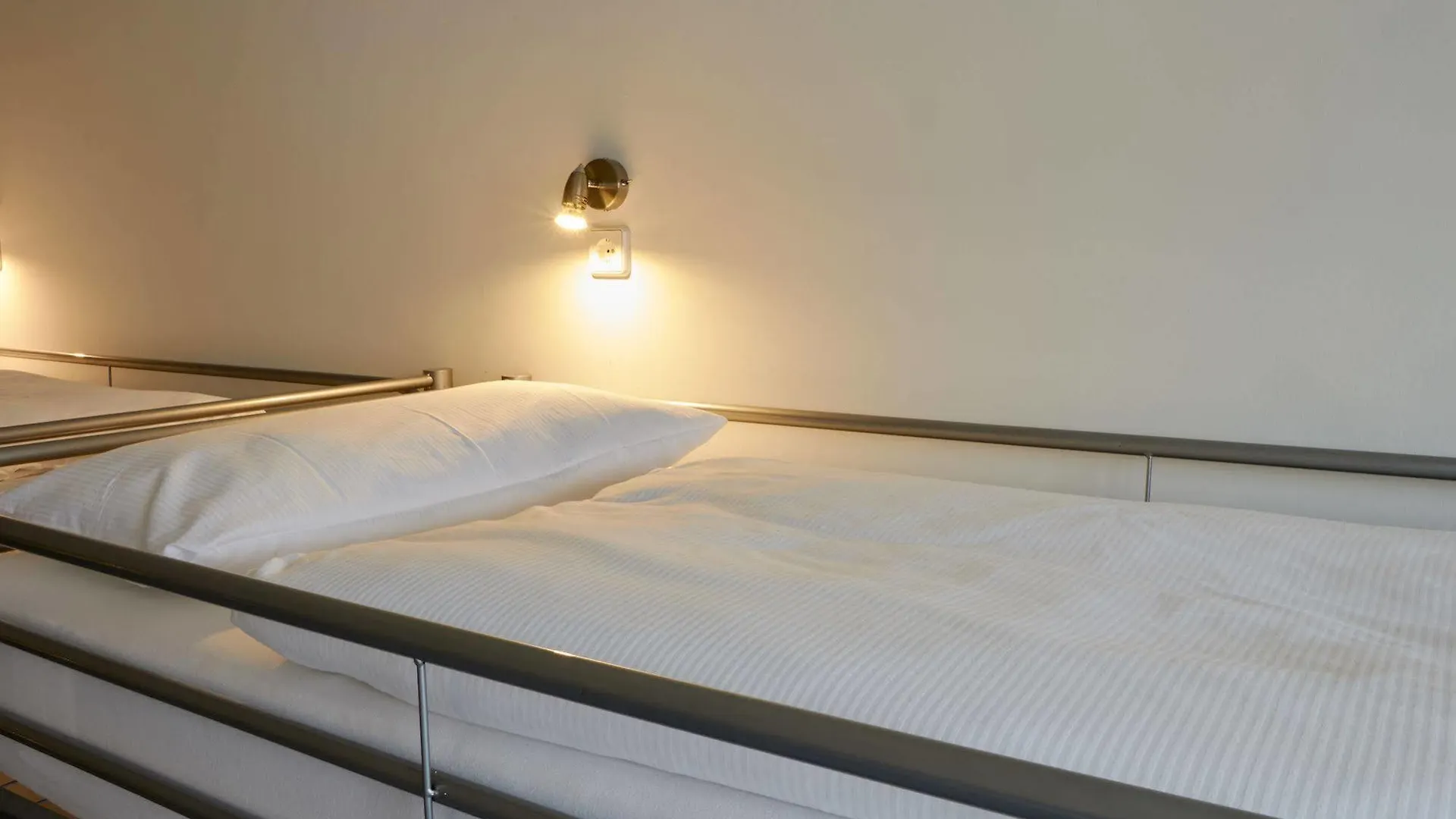 Ballhaus Berlin Hostel 0*,