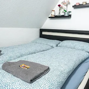 1-modernes-zimmer-mit-pool-und-garten.com-bavaria.com/